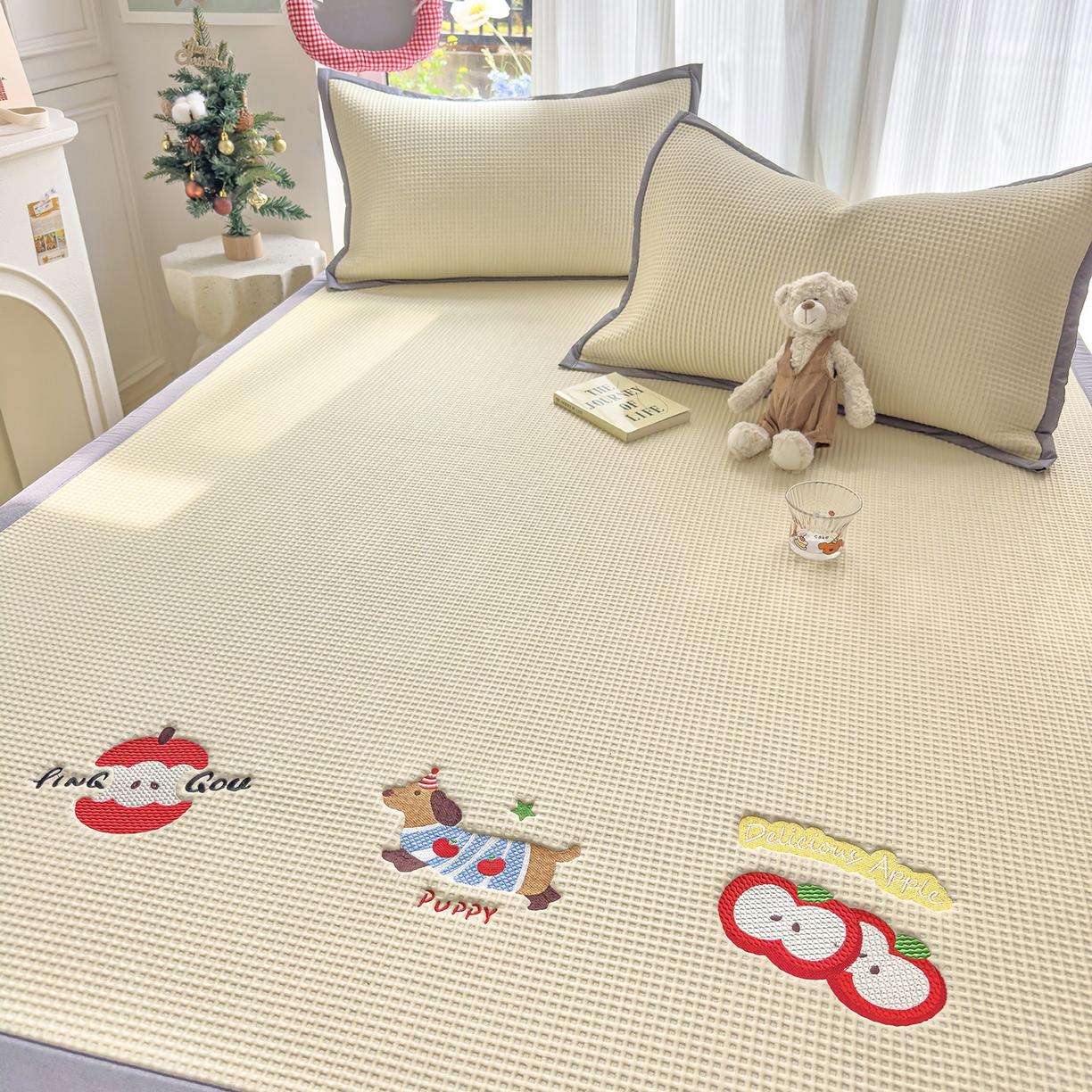 91家纺网 家纺一手货源 找家纺 圣比熊 2026春夏新款卡通印加绣花凉豆豆绣花凉席席子 萌宠果趣