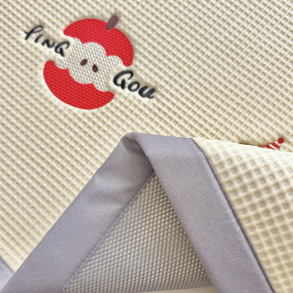 91家纺网 家纺一手货源 找家纺 圣比熊 2026春夏新款卡通印加绣花凉豆豆绣花凉席席子 萌宠果趣