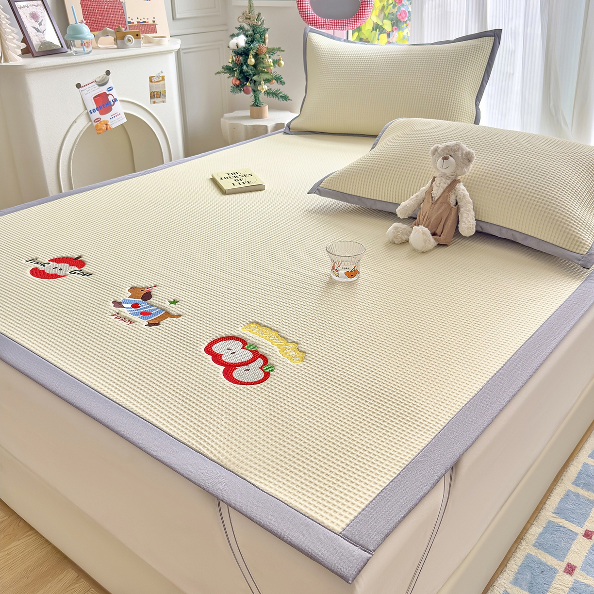 91家纺网 家纺一手货源 找家纺 圣比熊 2026春夏新款卡通印加绣花凉豆豆绣花凉席席子 萌宠果趣