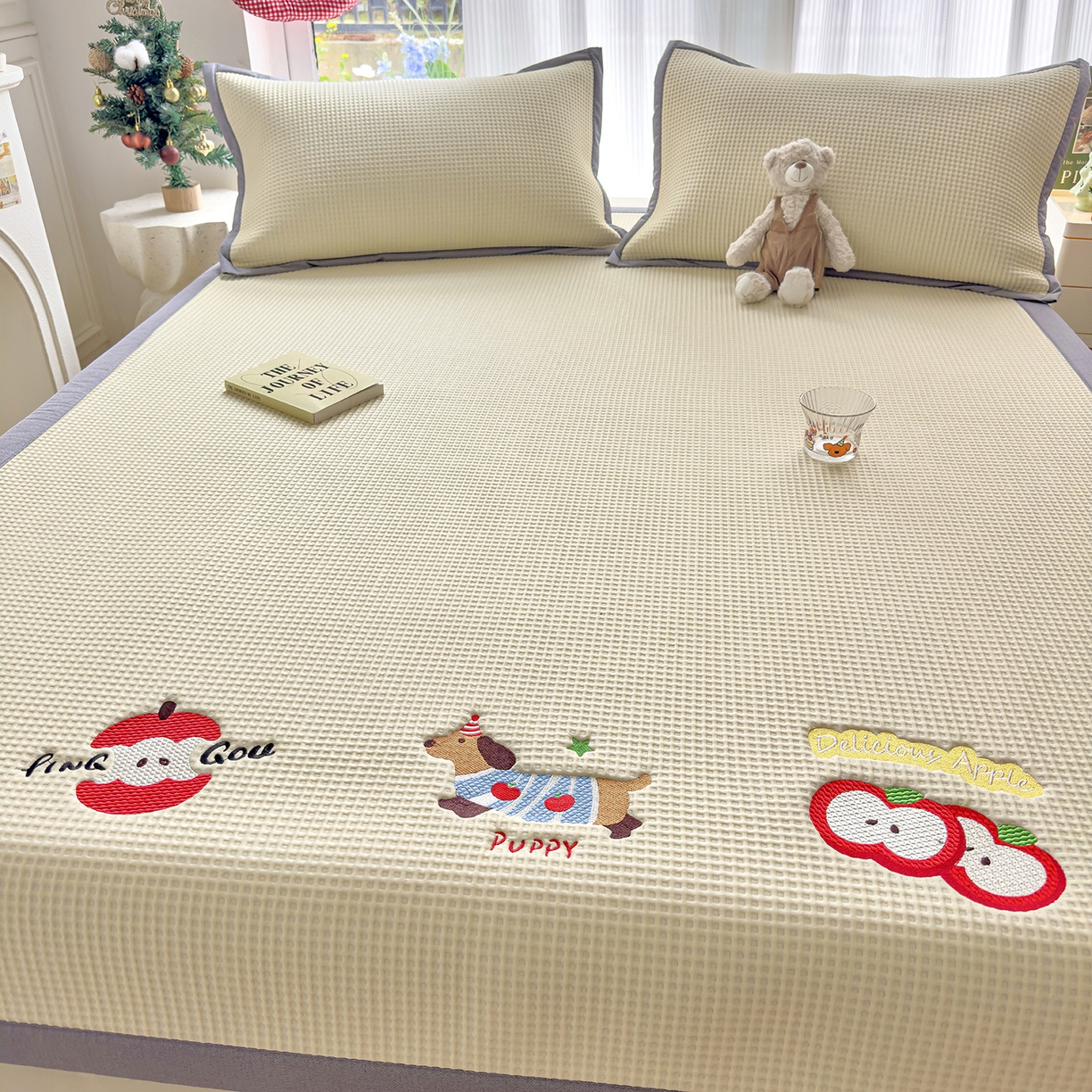 91家纺网 家纺一手货源 找家纺 圣比熊 2026春夏新款卡通印加绣花凉豆豆绣花凉席席子 萌宠果趣