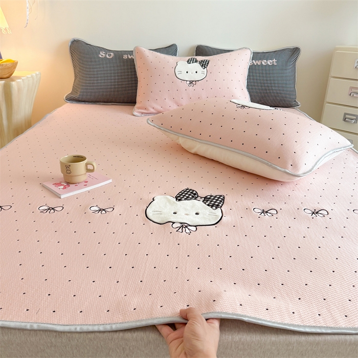 91家纺网 家纺一手货源 找家纺 吾欢心 2026夏季新款夏日猫咪系列PE凉感提花凉席430克高克重冰丝软席三件套同款单夏被空调被可机洗 PE凉席夏日猫咪粉