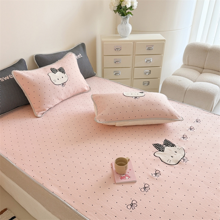 91家纺网 家纺一手货源 找家纺 吾欢心 2026夏季新款夏日猫咪系列PE凉感提花凉席430克高克重冰丝软席三件套同款单夏被空调被可机洗 PE凉席夏日猫咪粉