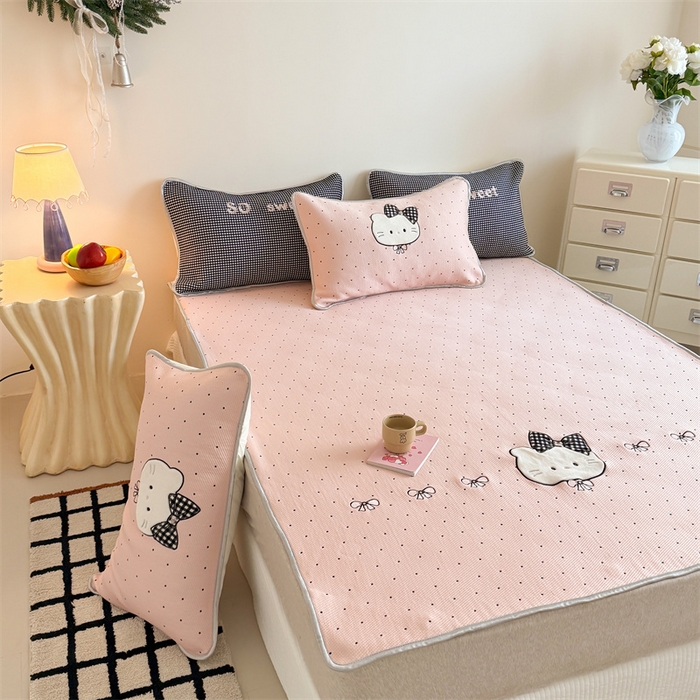91家纺网 家纺一手货源 找家纺 吾欢心 2026夏季新款夏日猫咪系列PE凉感提花凉席430克高克重冰丝软席三件套同款单夏被空调被可机洗 PE凉席夏日猫咪粉