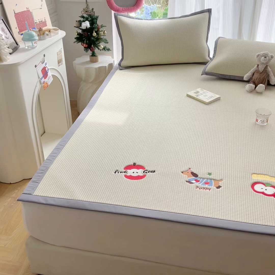 91家纺网 家纺一手货源 找家纺 圣比熊 2026春夏新款卡通印加绣花凉豆豆绣花凉席席子 萌宠果趣