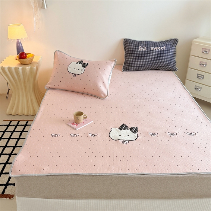 91家纺网 家纺一手货源 找家纺 吾欢心 2026夏季新款夏日猫咪系列PE凉感提花凉席430克高克重冰丝软席三件套同款单夏被空调被可机洗 PE凉席夏日猫咪粉