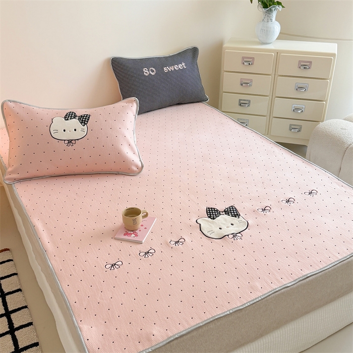 91家纺网 家纺一手货源 找家纺 吾欢心 2026夏季新款夏日猫咪系列PE凉感提花凉席430克高克重冰丝软席三件套同款单夏被空调被可机洗 PE凉席夏日猫咪粉
