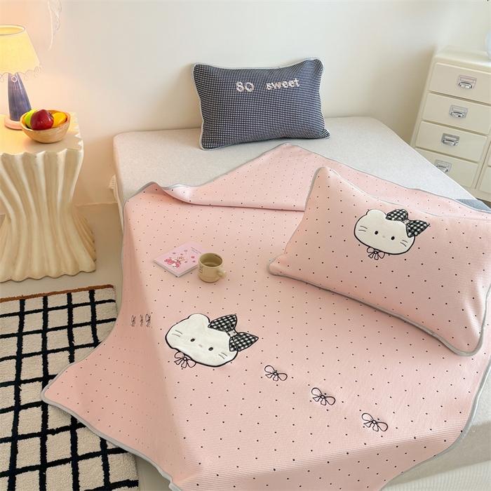 91家纺网 家纺一手货源 找家纺 吾欢心 2026夏季新款夏日猫咪系列PE凉感提花凉席430克高克重冰丝软席三件套同款单夏被空调被可机洗 PE凉席夏日猫咪粉