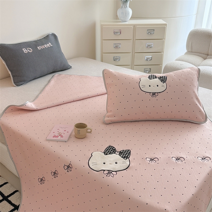 91家纺网 家纺一手货源 找家纺 吾欢心 2026夏季新款夏日猫咪系列PE凉感提花凉席430克高克重冰丝软席三件套同款单夏被空调被可机洗 PE凉席夏日猫咪粉