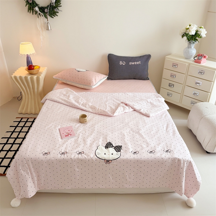 91家纺网 家纺一手货源 找家纺 吾欢心 2026夏季新款夏日猫咪系列PE凉感提花凉席430克高克重冰丝软席三件套同款单夏被空调被可机洗 PE凉席夏日猫咪粉