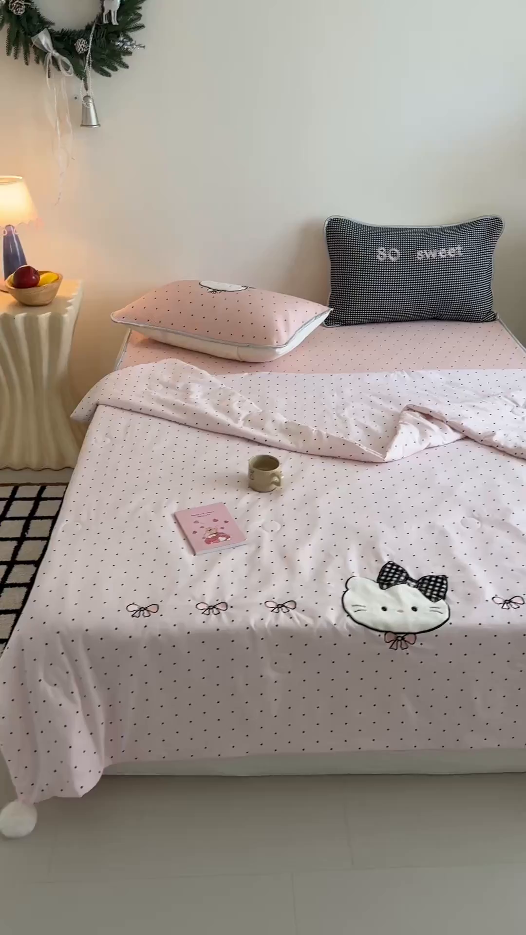 91家纺网 家纺一手货源 找家纺 吾欢心 2026夏季新款夏日猫咪系列PE凉感提花凉席430克高克重冰丝软席三件套同款单夏被空调被可机洗 PE凉席夏日猫咪粉