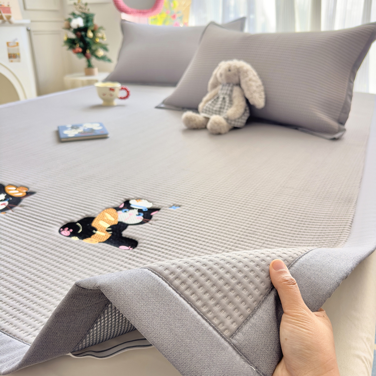 91家纺网 家纺一手货源 找家纺 圣比熊 2026春夏新款卡通印加绣花凉豆豆绣花凉席席子 三只萌猫