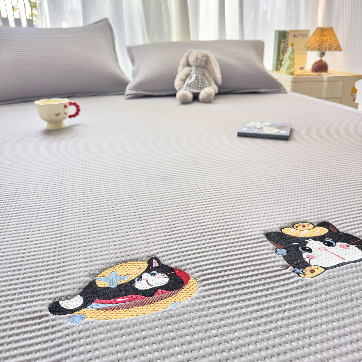 91家纺网 家纺一手货源 找家纺 圣比熊 2026春夏新款卡通印加绣花凉豆豆绣花凉席席子 三只萌猫