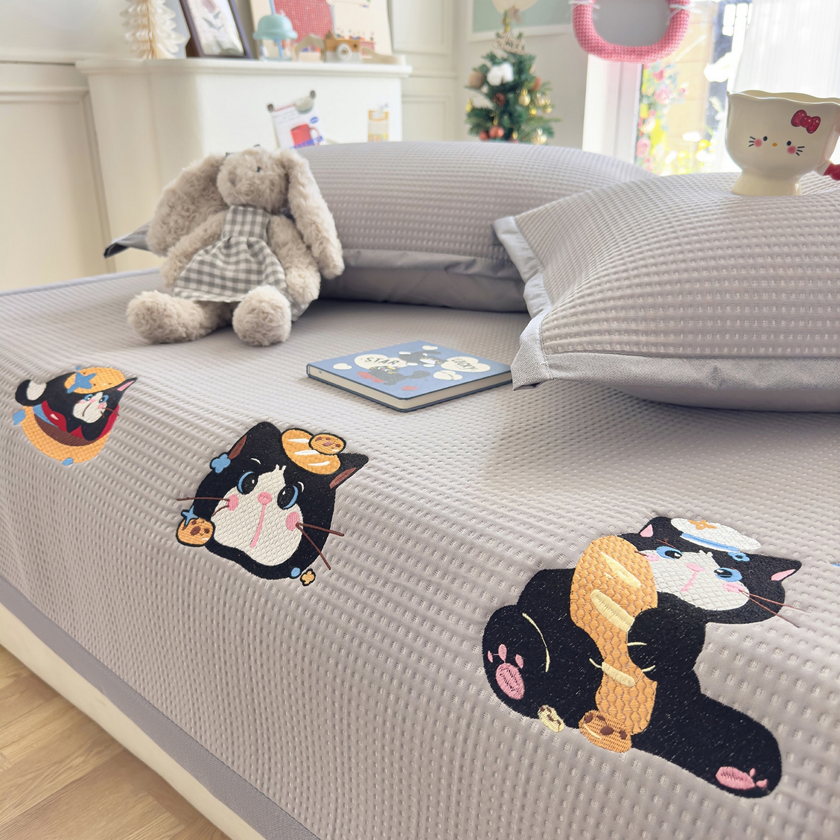 91家纺网 家纺一手货源 找家纺 圣比熊 2026春夏新款卡通印加绣花凉豆豆绣花凉席席子 三只萌猫