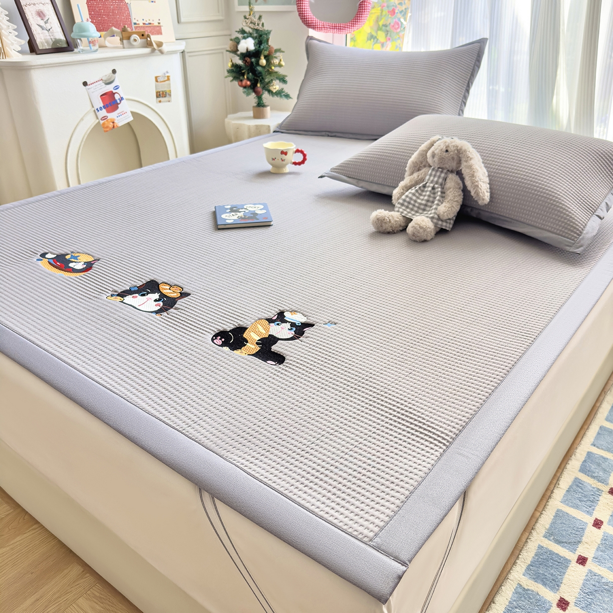 91家纺网 家纺一手货源 找家纺 圣比熊 2026春夏新款卡通印加绣花凉豆豆绣花凉席席子 三只萌猫