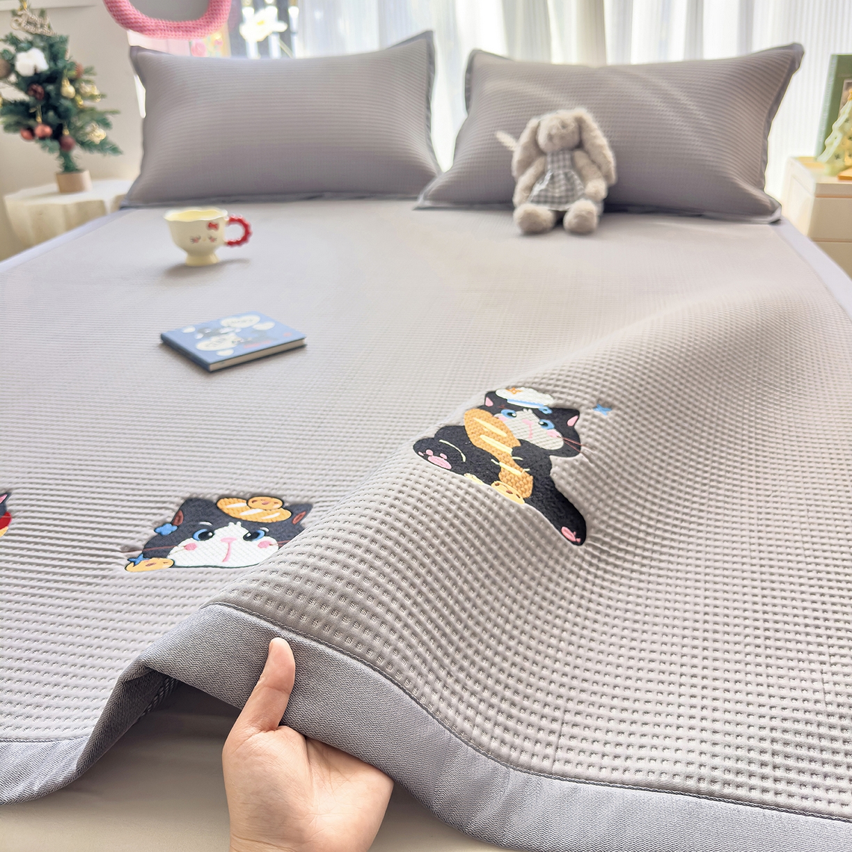 91家纺网 家纺一手货源 找家纺 圣比熊 2026春夏新款卡通印加绣花凉豆豆绣花凉席席子 三只萌猫