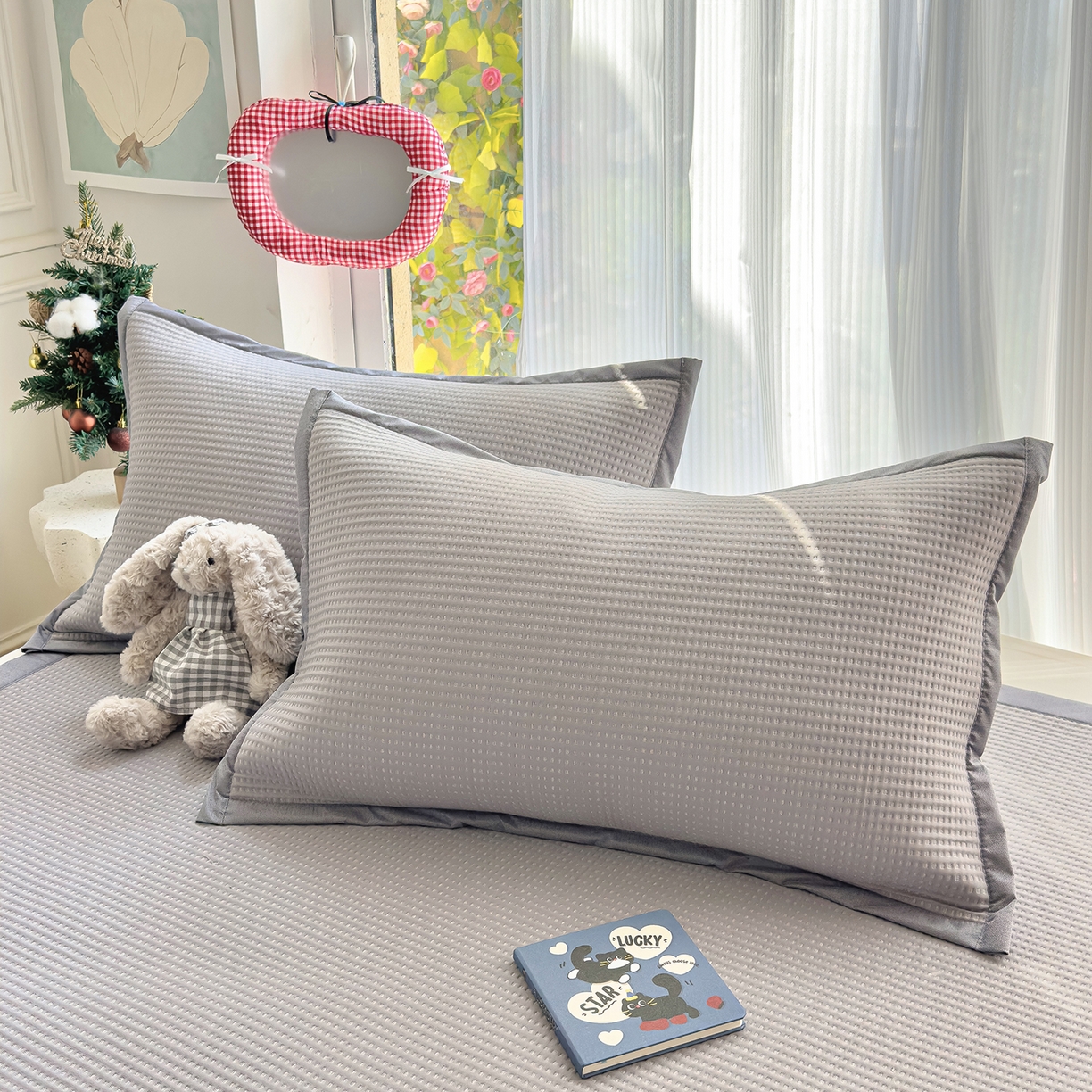 91家纺网 家纺一手货源 找家纺 圣比熊 2026春夏新款卡通印加绣花凉豆豆绣花凉席席子 三只萌猫