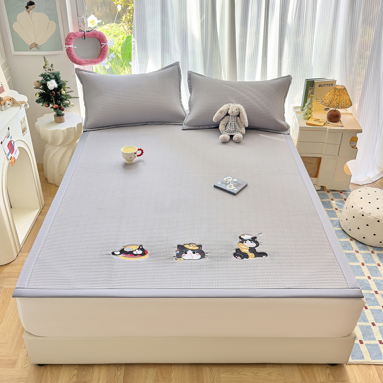 91家纺网 家纺一手货源 找家纺 圣比熊 2026春夏新款卡通印加绣花凉豆豆绣花凉席席子 三只萌猫