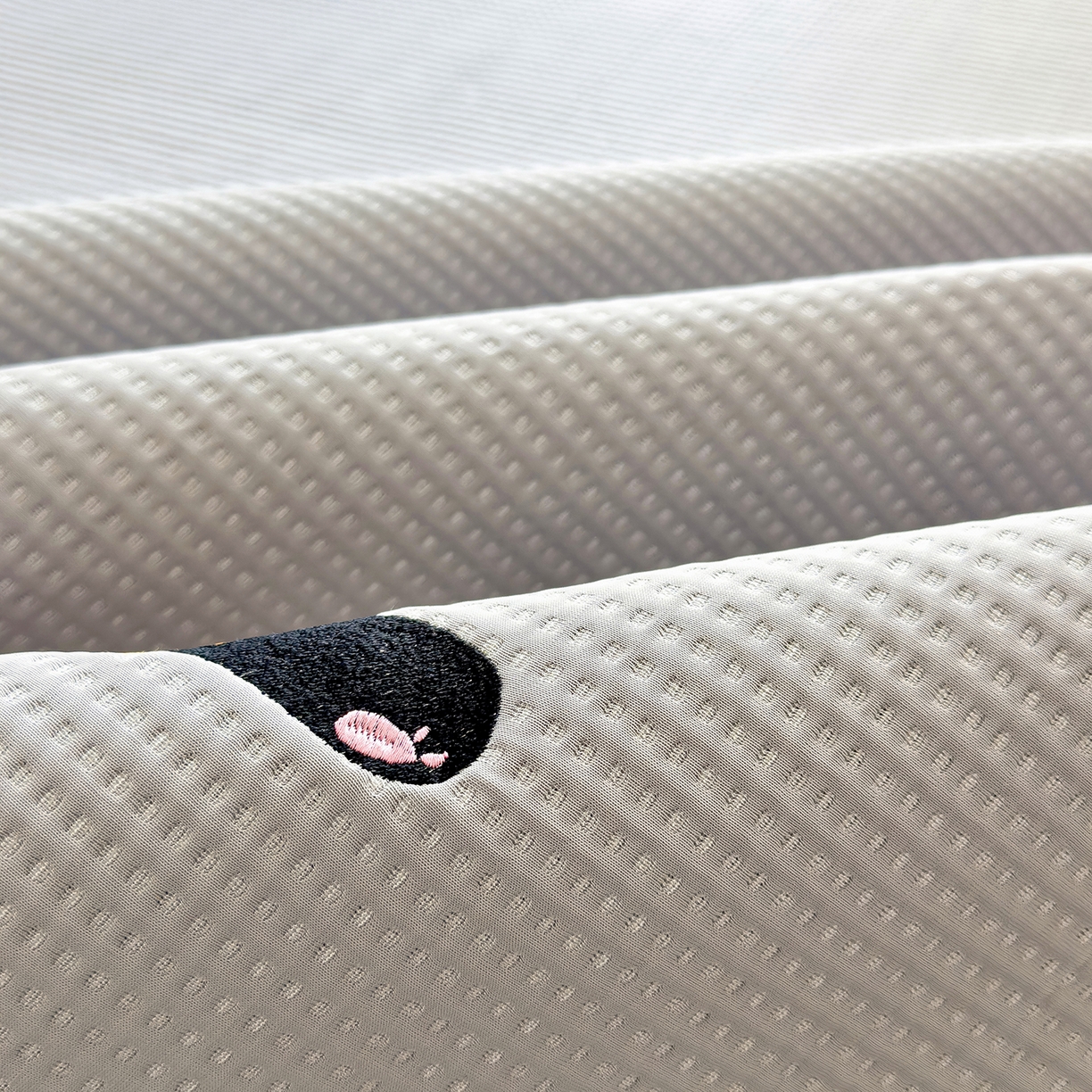 91家纺网 家纺一手货源 找家纺 圣比熊 2026春夏新款卡通印加绣花凉豆豆绣花凉席席子 三只萌猫