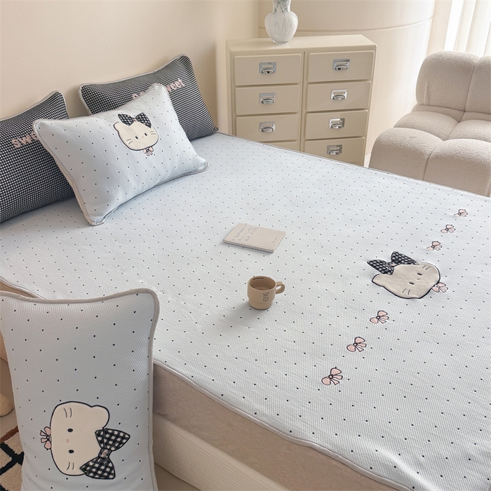 91家纺网 家纺一手货源 找家纺 吾欢心 2026夏季新款夏日猫咪系列PE凉感提花凉席430克高克重冰丝软席三件套同款单夏被空调被可机洗 PE凉席夏日猫咪蓝