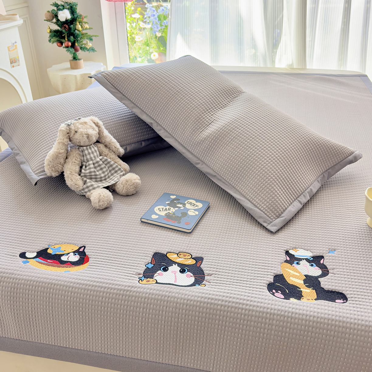 91家纺网 家纺一手货源 找家纺 圣比熊 2026春夏新款卡通印加绣花凉豆豆绣花凉席席子 三只萌猫