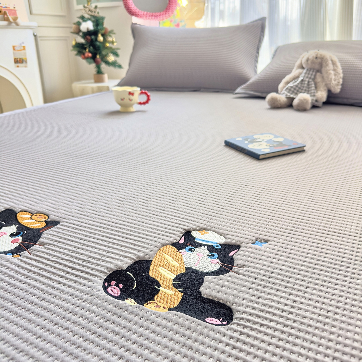 91家纺网 家纺一手货源 找家纺 圣比熊 2026春夏新款卡通印加绣花凉豆豆绣花凉席席子 三只萌猫