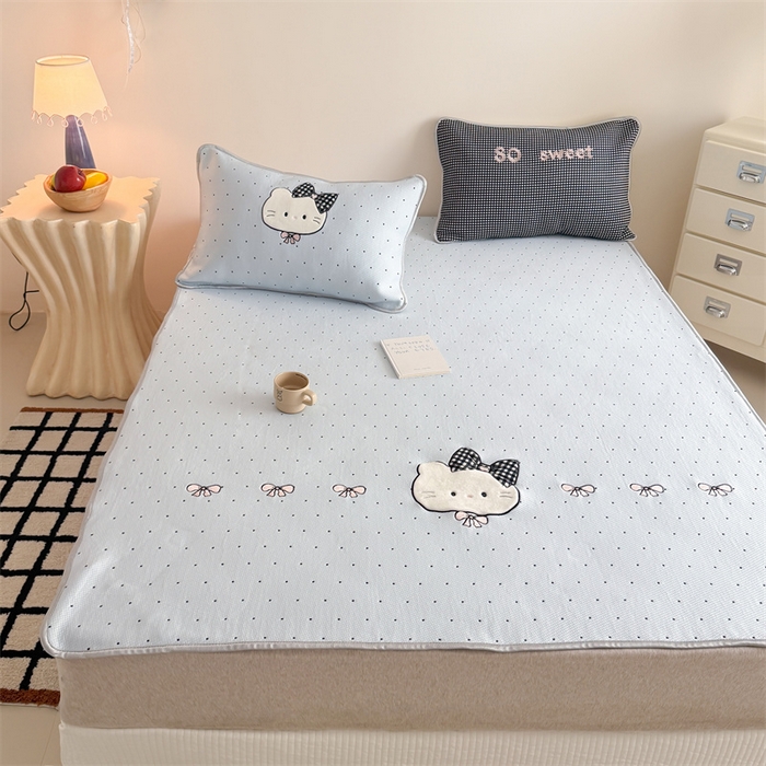 91家纺网 家纺一手货源 找家纺 吾欢心 2026夏季新款夏日猫咪系列PE凉感提花凉席430克高克重冰丝软席三件套同款单夏被空调被可机洗 PE凉席夏日猫咪蓝