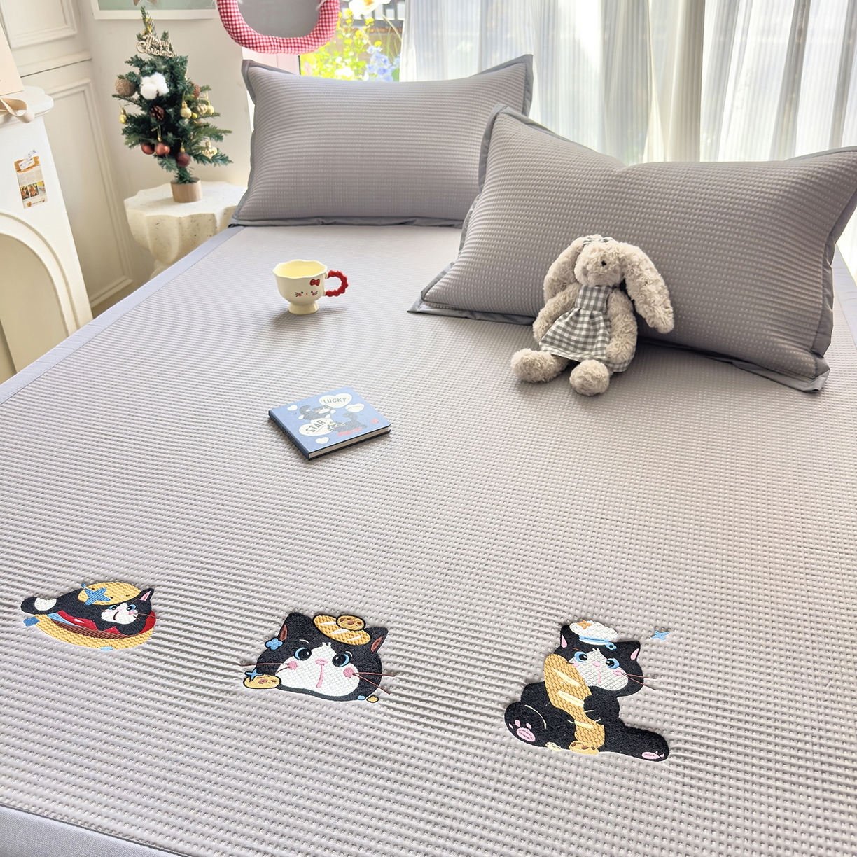 91家纺网 家纺一手货源 找家纺 圣比熊 2026春夏新款卡通印加绣花凉豆豆绣花凉席席子 三只萌猫