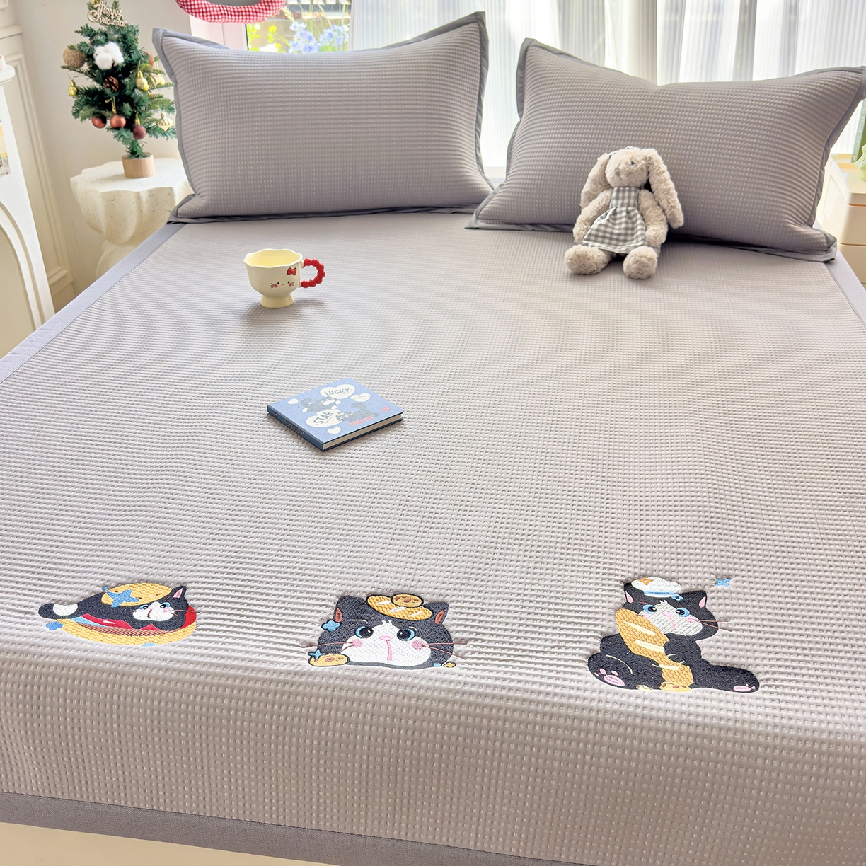 91家纺网 家纺一手货源 找家纺 圣比熊 2026春夏新款卡通印加绣花凉豆豆绣花凉席席子 三只萌猫