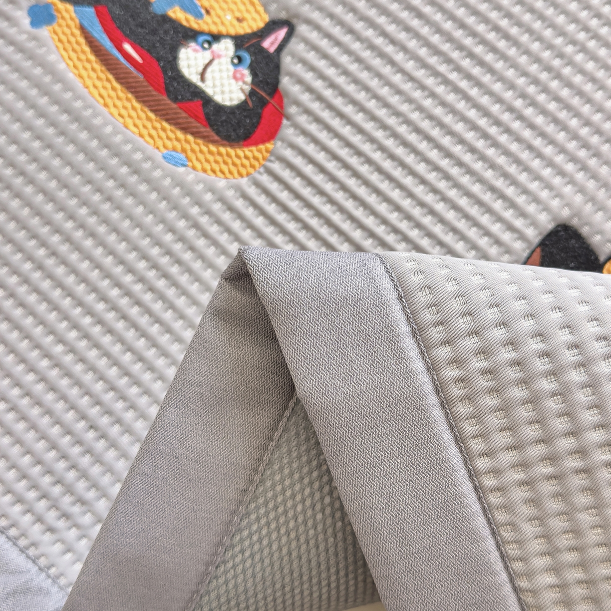 91家纺网 家纺一手货源 找家纺 圣比熊 2026春夏新款卡通印加绣花凉豆豆绣花凉席席子 三只萌猫