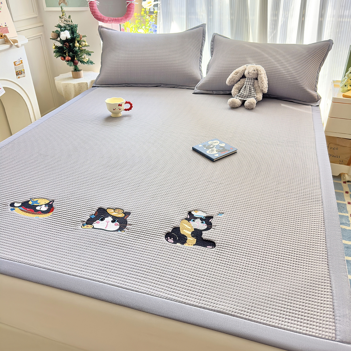 91家纺网 家纺一手货源 找家纺 圣比熊 2026春夏新款卡通印加绣花凉豆豆绣花凉席席子 三只萌猫