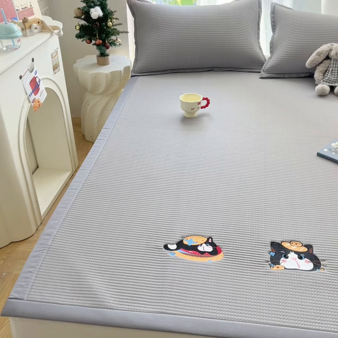 91家纺网 家纺一手货源 找家纺 圣比熊 2026春夏新款卡通印加绣花凉豆豆绣花凉席席子 三只萌猫