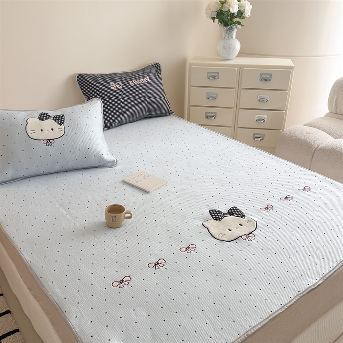 91家纺网 家纺一手货源 找家纺 吾欢心 2026夏季新款夏日猫咪系列PE凉感提花凉席430克高克重冰丝软席三件套同款单夏被空调被可机洗 PE凉席夏日猫咪蓝