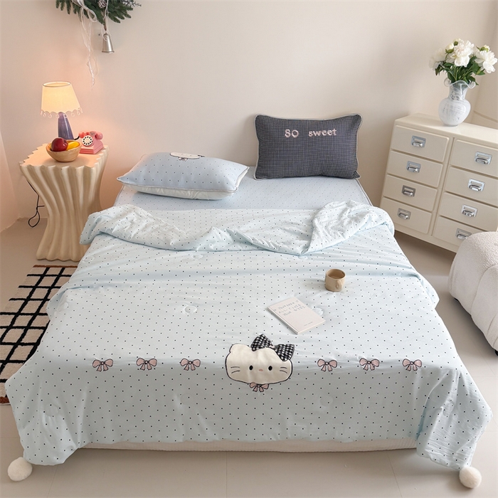 91家纺网 家纺一手货源 找家纺 吾欢心 2026夏季新款夏日猫咪系列PE凉感提花凉席430克高克重冰丝软席三件套同款单夏被空调被可机洗 PE凉席夏日猫咪蓝