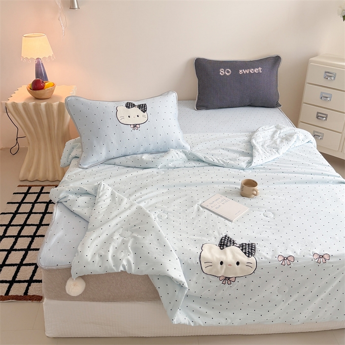 91家纺网 家纺一手货源 找家纺 吾欢心 2026夏季新款夏日猫咪系列PE凉感提花凉席430克高克重冰丝软席三件套同款单夏被空调被可机洗 PE凉席夏日猫咪蓝