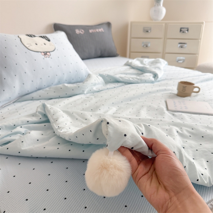 91家纺网 家纺一手货源 找家纺 吾欢心 2026夏季新款夏日猫咪系列PE凉感提花凉席430克高克重冰丝软席三件套同款单夏被空调被可机洗 PE凉席夏日猫咪蓝