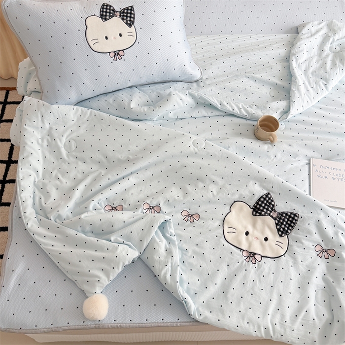 91家纺网 家纺一手货源 找家纺 吾欢心 2026夏季新款夏日猫咪系列PE凉感提花凉席430克高克重冰丝软席三件套同款单夏被空调被可机洗 PE凉席夏日猫咪蓝