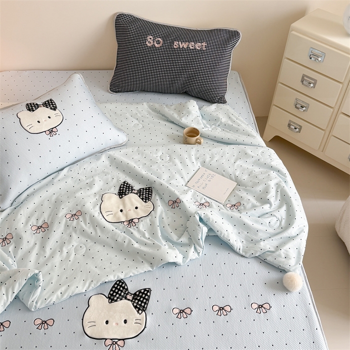 91家纺网 家纺一手货源 找家纺 吾欢心 2026夏季新款夏日猫咪系列PE凉感提花凉席430克高克重冰丝软席三件套同款单夏被空调被可机洗 PE凉席夏日猫咪蓝