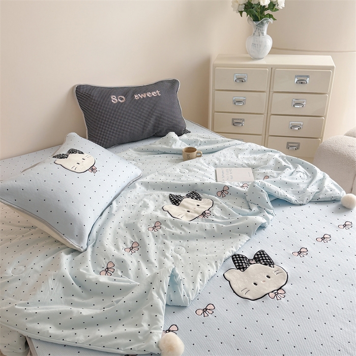 91家纺网 家纺一手货源 找家纺 吾欢心 2026夏季新款夏日猫咪系列PE凉感提花凉席430克高克重冰丝软席三件套同款单夏被空调被可机洗 PE凉席夏日猫咪蓝