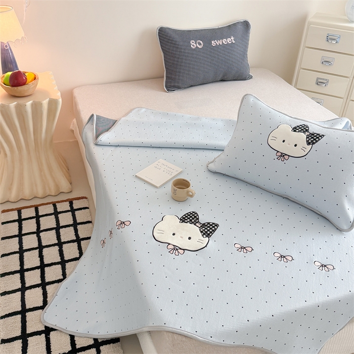 91家纺网 家纺一手货源 找家纺 吾欢心 2026夏季新款夏日猫咪系列PE凉感提花凉席430克高克重冰丝软席三件套同款单夏被空调被可机洗 PE凉席夏日猫咪蓝