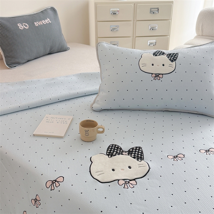 91家纺网 家纺一手货源 找家纺 吾欢心 2026夏季新款夏日猫咪系列PE凉感提花凉席430克高克重冰丝软席三件套同款单夏被空调被可机洗 PE凉席夏日猫咪蓝
