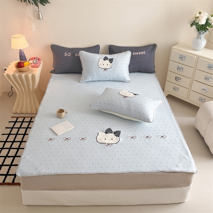 91家纺网 家纺一手货源 找家纺 吾欢心 2026夏季新款夏日猫咪系列PE凉感提花凉席430克高克重冰丝软席三件套同款单夏被空调被可机洗 PE凉席夏日猫咪蓝