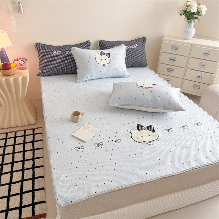 91家纺网 家纺一手货源 找家纺 吾欢心 2026夏季新款夏日猫咪系列PE凉感提花凉席430克高克重冰丝软席三件套同款单夏被空调被可机洗 PE凉席夏日猫咪蓝