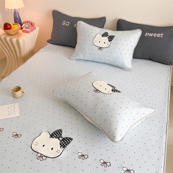 91家纺网 家纺一手货源 找家纺 吾欢心 2026夏季新款夏日猫咪系列PE凉感提花凉席430克高克重冰丝软席三件套同款单夏被空调被可机洗 PE凉席夏日猫咪蓝