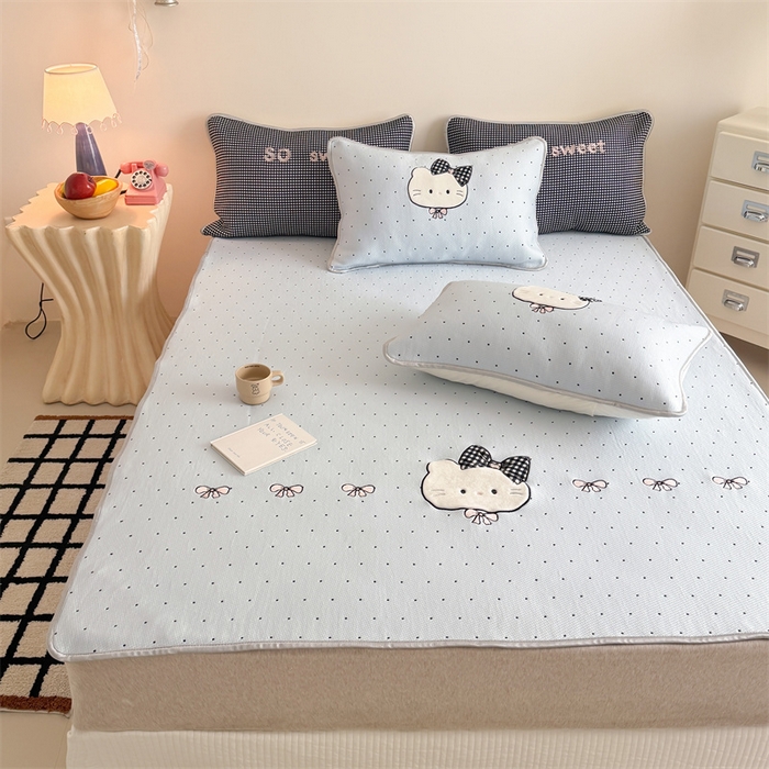 91家纺网 家纺一手货源 找家纺 吾欢心 2026夏季新款夏日猫咪系列PE凉感提花凉席430克高克重冰丝软席三件套同款单夏被空调被可机洗 PE凉席夏日猫咪蓝