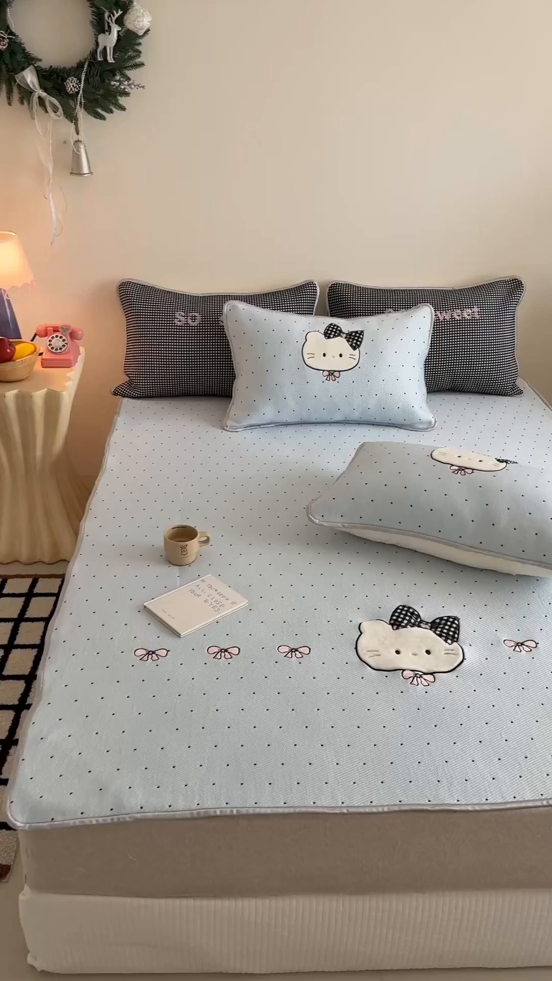 91家纺网 家纺一手货源 找家纺 吾欢心 2026夏季新款夏日猫咪系列PE凉感提花凉席430克高克重冰丝软席三件套同款单夏被空调被可机洗 PE凉席夏日猫咪蓝