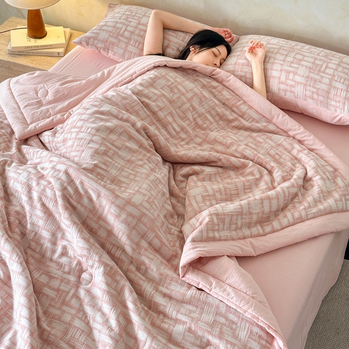 91家纺网 家纺一手货源 找家纺 如一 2026新款A类色织提花全棉双层纱水洗棉夏被夏凉被空调被四件套 浮光粉