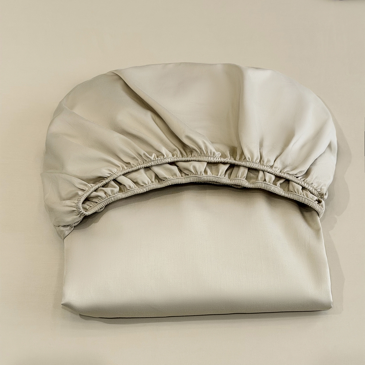 91家纺网 家纺一手货源 找家纺 欣宜家纺 2026春夏新款100支全棉纯棉50x50s贡缎长绒棉纯色素色单品床笠 床笠单件 浅驼