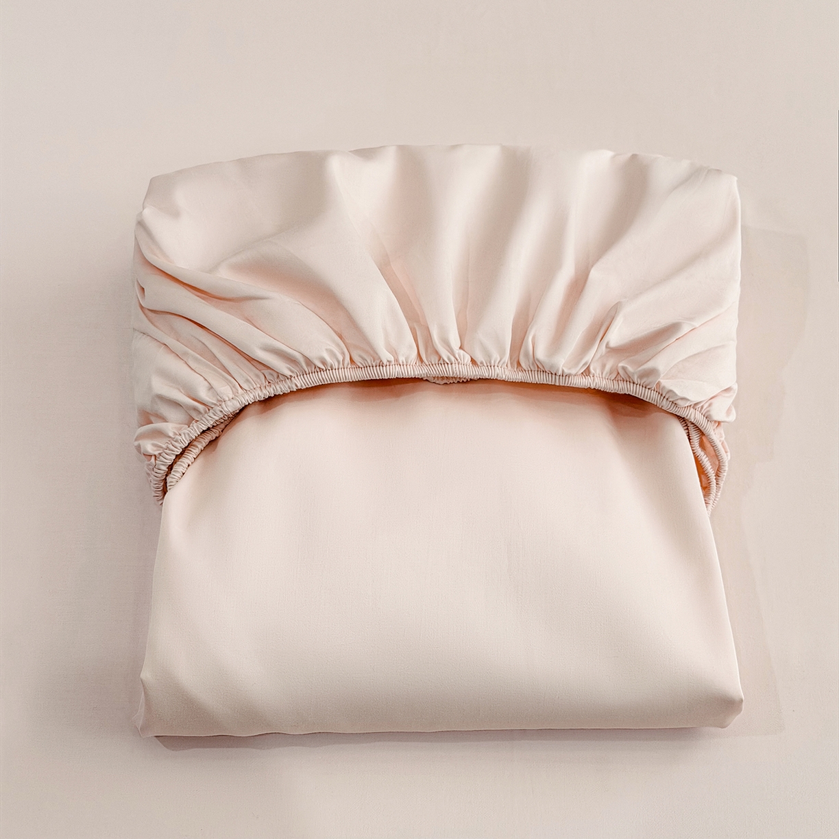 91家纺网 家纺一手货源 找家纺 欣宜家纺 2026春夏新款100支全棉纯棉50x50s贡缎长绒棉纯色素色单品床笠 床笠单件 轻奢粉