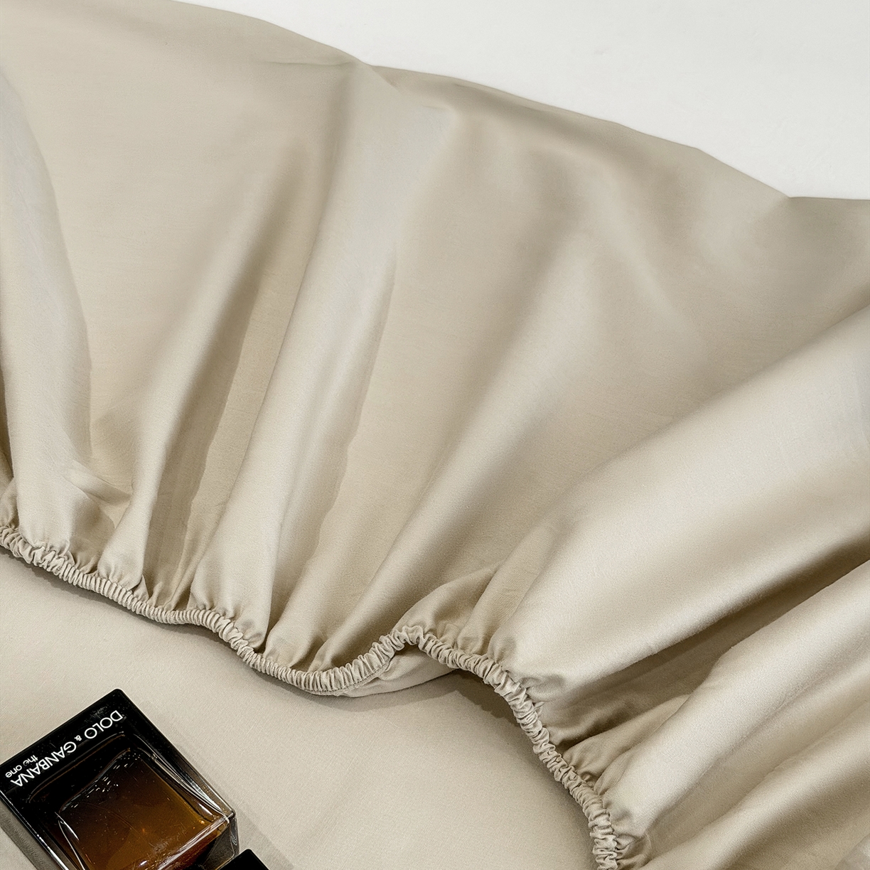 91家纺网 家纺一手货源 找家纺 欣宜家纺 2026春夏新款100支全棉纯棉50x50s贡缎长绒棉纯色素色单品床笠 床笠单件 浅驼