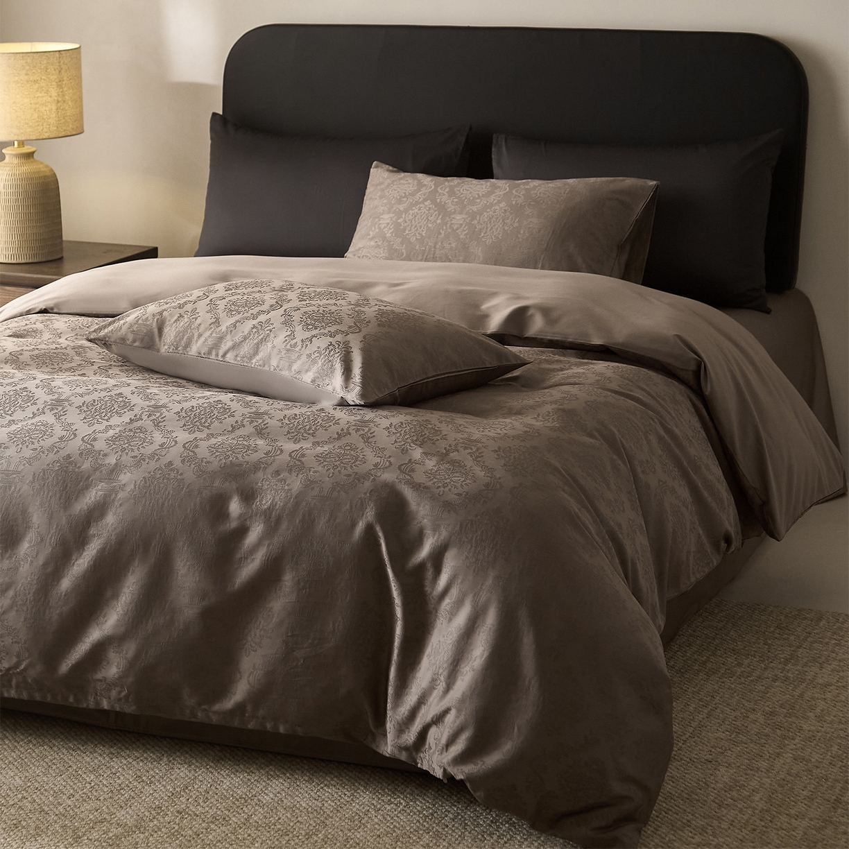 91家纺网 家纺一手货源 找家纺 ONE TWO ONE 121 【会员-20】 【控价商品】【提供买家秀】  2026新款100s50支长绒棉全棉床上用品提花四件套 微风知韵-轻咖